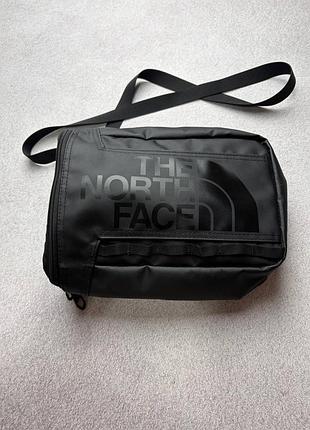 The north face tnf вертикальна сумка чорна