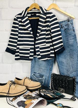 Укороченый піджак у смужку з двома кишенями