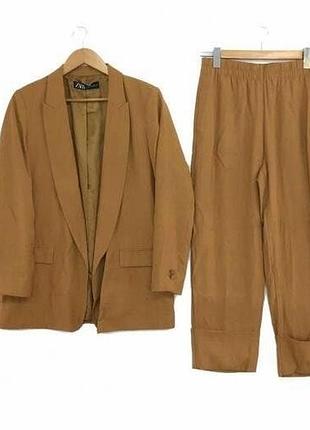 Женский костюм-двойка от бренда zara в классическом горчично-коричневом (верблюжном) оттенке.