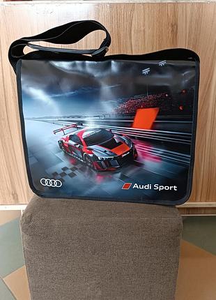 Чорна сумка  через плече (месенджер) з брендингом audi sport