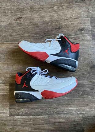 Кросівки чоловічі jordan max aura 3 білі, чорні, червоні, розмір 37.5, довжина устілки 24 см