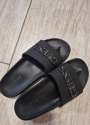 Стильные шлепанцы от guess