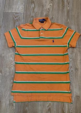 Помаранчева футболка-поло polo ralph lauren у зелені та білі горизонтальні смуги з синім вишитим логотипом гравця в поло на грудях.