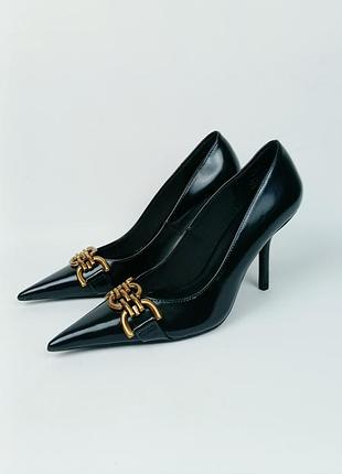 Элегантные лаковые туфли-лодочки от h&amp;m с акцентной фурнитурой.