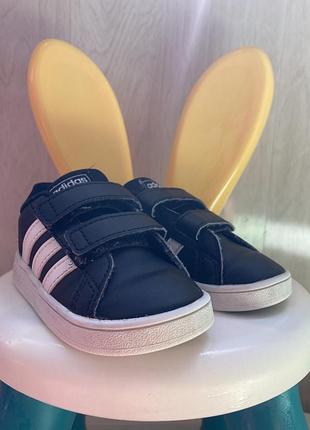 Кросівки для хлопчиків adidas grand court чорні, розмір 22, довжина устілки 13 см