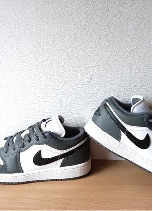 Кросівки nike jordan сірі з білим 39 розмір, устілка 25 см