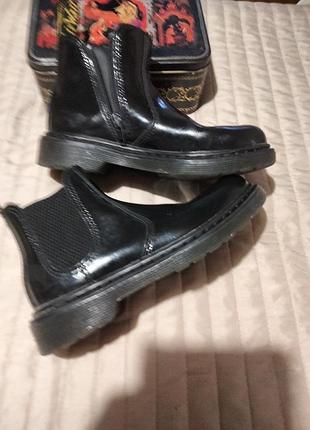 Ботинки із лакованої шкіри для дівчинки, розмір 32, від dr.martens