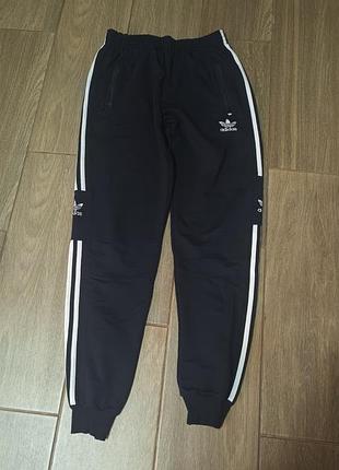Спортивні штани чоловічі adidas чорні з білими смугами