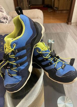 Дитячі трекінгові кросівки adidas terrex gtx синього кольору з жовтими шнурками та чорними вставки