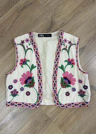 Жіноча укорочена жилетка zara молочного кольору з вишивкою, розмір m