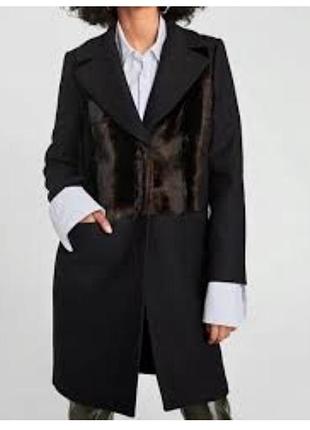 Черное шерстяное пальто от бренда zara контрастной вставкой из искусственного меха на
