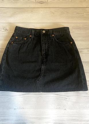 Темно серая джинсовая юбка levis