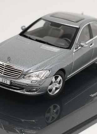 Коллекционная масштабная модель автомобиля mercedes-benz s-class w221 1:43 autoart