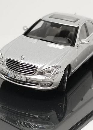 Коллекционная масштабная модель автомобиля mercedes-benz s-class w221 1:43 autoart