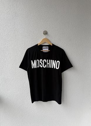 Футболка з великим лого moschino