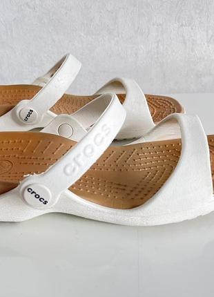 Белые шлепанцы crocs cleo 10043-w6