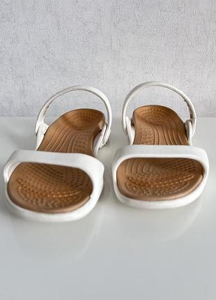 Белые шлепанцы crocs cleo 10043-w6 2