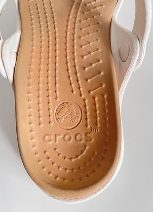 Белые шлепанцы crocs cleo 10043-w6 6
