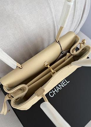 Сумка бежевого кольору chane l 2
