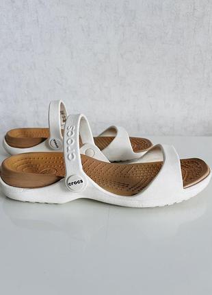 Белые шлепанцы crocs cleo 10043-w6 7