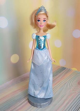 Кукла пеленка из серии disney princess royal shimmer cinderella от бренда hasbro