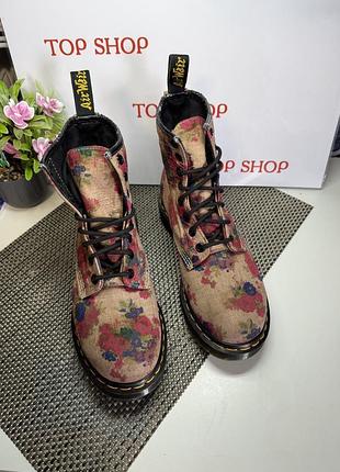 Оригінальні черевики в квітковий принт dr.martens 8