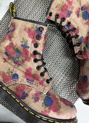 Оригінальні черевики в квітковий принт dr.martens 9