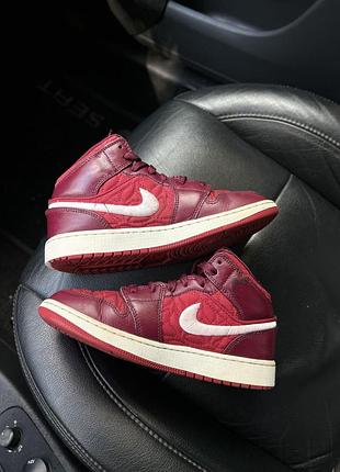 Кросівки жіночі nike air jordan 1 червоні, розмір 35.5