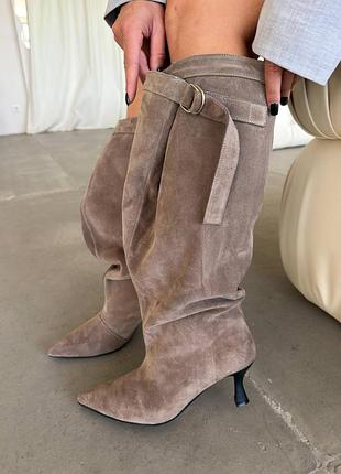 Демисезонные роскошные сапоги из новой коллекции aw26/27 из натуральной замши цвет мокко