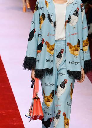 Будь яскравою курочкою:  костюм dolce gabbana