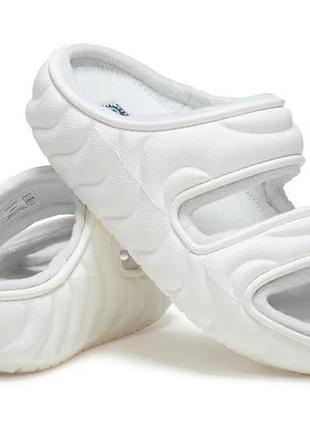 Утеплені сандалії crocs classic cozzzy overpuff sandal у білому кольорі.розмір:37-38