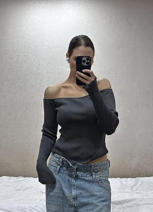 Светр на відкриті плечі з перлинками🖤  розмір м, можна л, тягнеться  стан ідеал