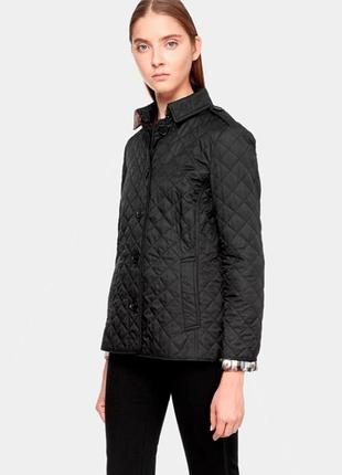 Черная женская стеганная куртка в стиле burberry