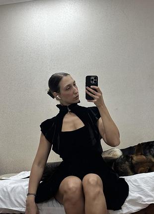 Оксамитова сукня з рюшами