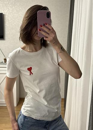 Футболка жіноча ami біла з червоним серцем xs s