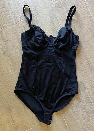 Утягуючий чорний боді bpc bonprix collection, еластичний, моделює силует, із чашками та застібкою.