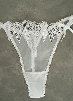 Белые кружевные трусики стринги gossard 2