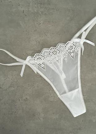 Белые кружевные трусики стринги gossard