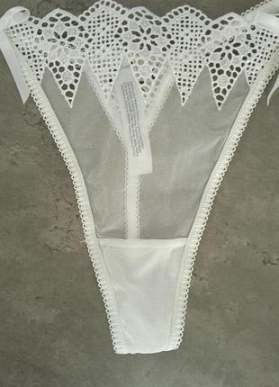 Белые кружевные трусики стринги gossard 3