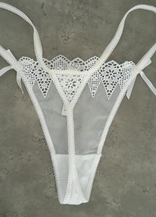 Белые кружевные трусики стринги gossard 6
