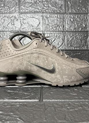 Женские кроссовки nike shox r4 flat pewter floral grey hv0934-001