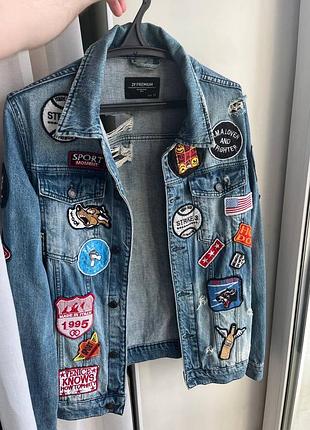 Джинсова куртка 2y premium m з нашивками / vintage