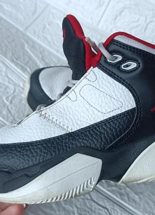 Кросівки чоловічі jordan max aura 3 чорно-білі з червоними елементами