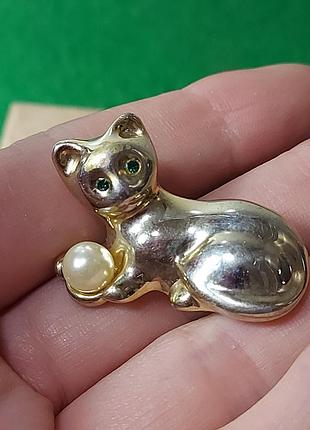 Брошь котик, играющий мячом, жемчужина винтаж.
