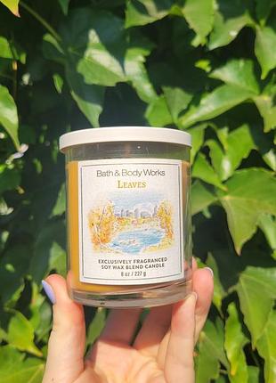 Ароматна свічка  leaves  від bath&body works