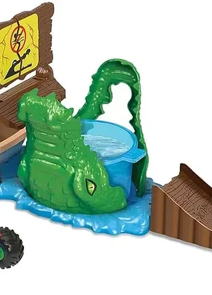 Ігровий набір hot wheels monster trucks болото/алігатор + 4 машинки