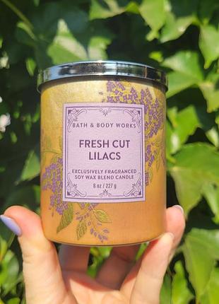 Ароматна свічка fresh cut lilacs  від bath&body works