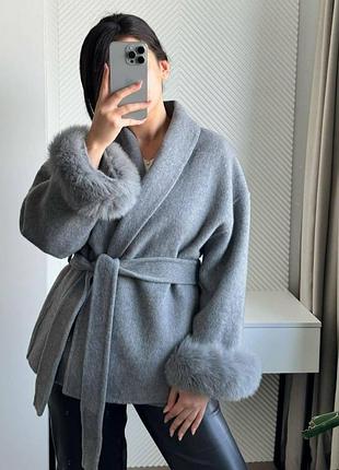 Жіноче укорочене пальто oversize з кашеміру з хутряними манжетами та поясом 42-48 сирій, 42/48