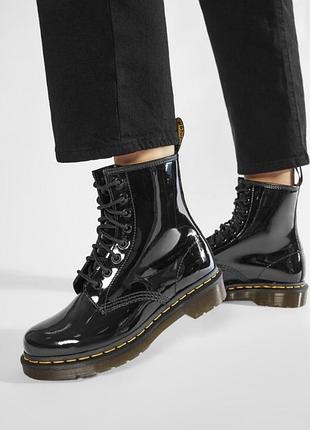 Стильні чорні черевики martens