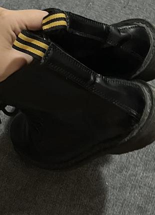 Стильні чорні черевики martens 3